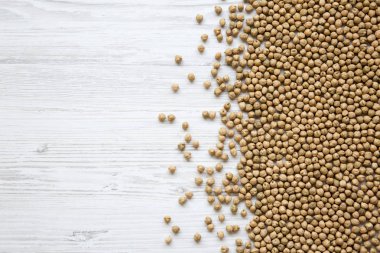 Kuru nohut Beyaz ahşap zemin, üstten görünüm üzerinde. Kopya alanı.