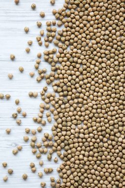 Beyaz ahşap zemin, üstten görünüm üzerinde çiğ nohut. Yukarıdan