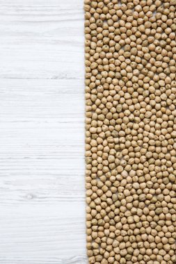 Beyaz ahşap yüzeyde nohut yukarıdan kurumuş. Kopya alanı.