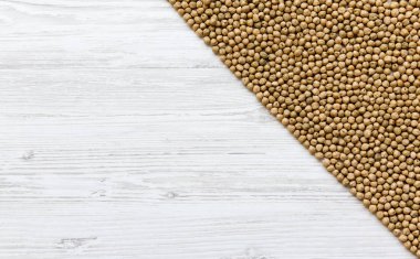 Üstten görünüm, Kuru nohut beyaz tahta masada. Kopya alanı.