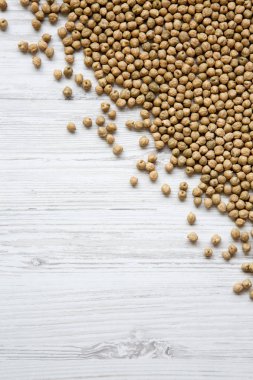 Nohut üstten görünüm beyaz tahta masada. Metin için yer.