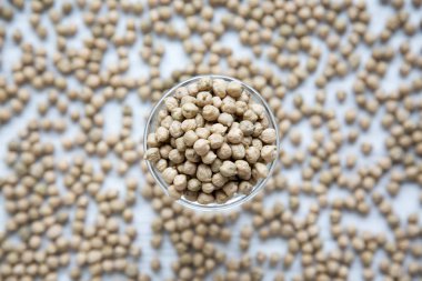 Kuru nohut beyaz yüzey, en iyi görünümü üzerinde kase. Yukarıdan.