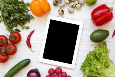 Taze meyve ve sebze wirh tablet üzerinde beyaz ahşap arka plan, üstten görünüm. Düz yatıyordu. Sağlıklı gıda kavramı. 