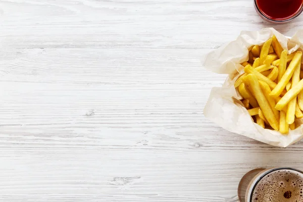 Lezzetli patates kızartması sosu ve bira bir beyaz tahta yüzeyi, kopya alanı ile. Görünümü, tepegöz, yukarıdan top.