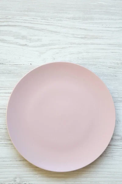 Άδειο Πιάτο Ροζ Λευκή Ξύλινη Επιφάνεια Κάτοψη Από Ψηλά Επίπεδη — Φωτογραφία Αρχείου