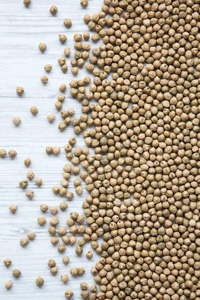 Beyaz ahşap zemin, üstten görünüm üzerinde çiğ nohut. Yukarıdan