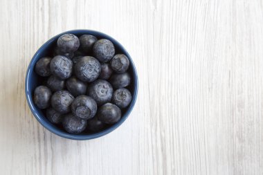 Üstten görünüm mavi bir kasede yaban mersini. Organik superfood. Kopya alanı.