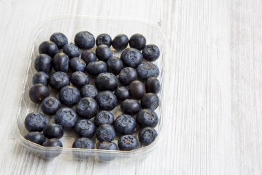 Plastik bir kutu, yan görünüm içinde yaban mersini. Kopya alanı.