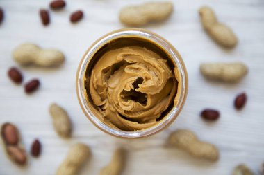 Kavanoz krem fıstık ezmesi, üstten görünüm. Yakın çekim.