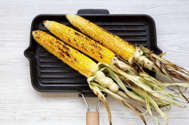 Izgara Mısır ızgara bir tavada, üstten görünüm.