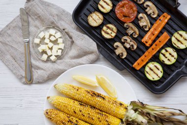 Izgarada mısır koçanı, ızgara sebze, üstten görünüm.