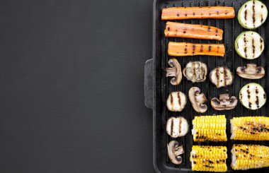 Izgara sebze ızgara bir tavada, üstten görünüm. Yukarıdan. Kopya alanı.