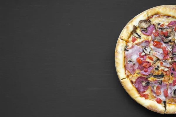 Top View Freshly Baked Pizza Black Background Flat Lay Overhead — Stock Photo, Image