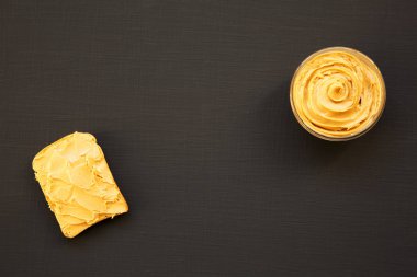 Kase fıstık ezmesi ve siyah bir arka plan, üstten görünüm tost istiyorum. Yukarıdan. 