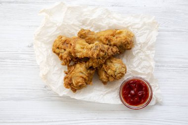 Üstten görünüm soslu kızarmış tavuk budu. Frome yukarıda, tepegöz, düz-lay.