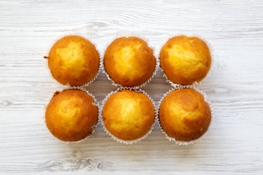 Üstten görünüm taze lezzetli kekler bir beyaz tahta yüzey üzerinde. Yukarıdan. Yakın çekim.