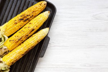 Yukarıdan bir ızgara tavada üzerinde Mısır ızgara. Metin için yer.