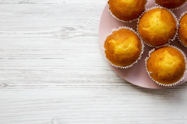 Top View Velsmagende Muffins Lyserød Plade Hvid Træoverflade Fra Oven - Stock-foto