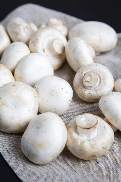 Taze Çiğ Champignon Mantar Yan Görünüm Yakın Çekim Siyah Arka — Stok fotoğraf