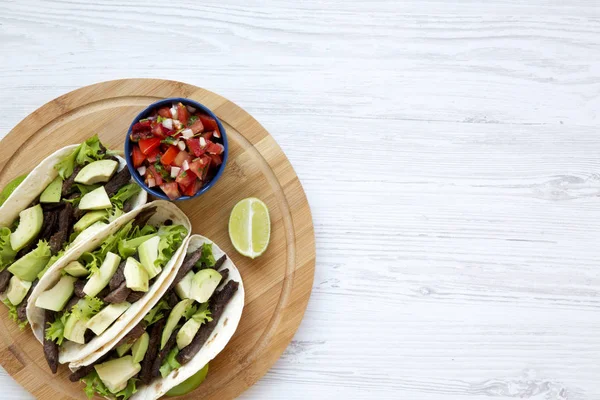 Cima Tortilhas Milho Com Carne Grelhada Abacate Limão Salsa Tábua — Fotografia de Stock