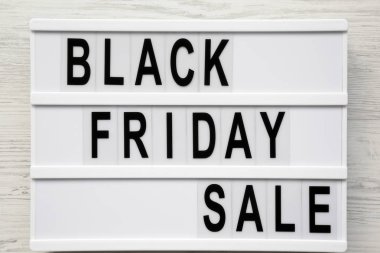 Beyaz ahşap yüzey, en iyi görünümü üzerinde lightbox 'Black friday Satılık' haber. Yukarıda, ek yükü.