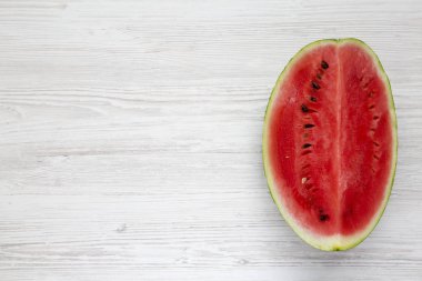 Taze bir beyaz tahta yüzey, en iyi görünüm karpuz kestim. Yukarıda, ek yükü. Kopya alanı.