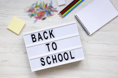 Eğitim kavramı. Lightbox, Beyaz ahşap arka plan, üstten görünüm üzerinde çalışma için aksesuarlar 'okula geri' haber. Düz yatıyordu, ek yükü.