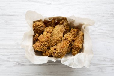 Yukarıdan, kızarmış tavuk kanatları. Üstten görünüm, ek yükü. Yakın çekim.