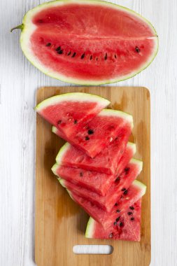 Dilimli karpuz Bambu tahta üzerinde beyaz ahşap zemin üzerinde. Portre.