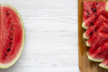 Taze karpuz dilimleri ile beyaz bir ahşap arka plan üzerinde kesti. Kopya alanı.