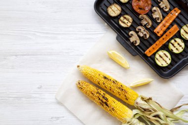 Beyaz ahşap arka plan, üstten görünüm üzerinde ızgara sebze. Kopya alanı.