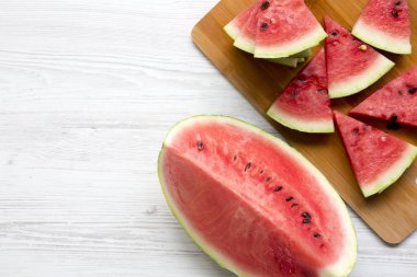 Bambu tahtasında taze karpuz dilimleri, yukarıdan. Üst Manzara. Boşluğu kopyala.