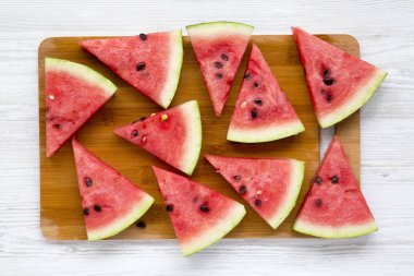 Kıyılmış karpuz üzerinde bambu beyaz ahşap yüzey, üstten görünüm üzerinde kurulu. Düz yatıyordu, ek yükü.