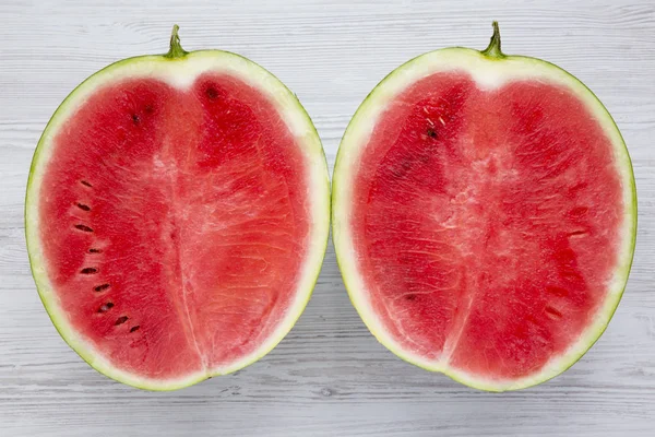 Taze bir beyaz tahta masada karpuz kestim. Tepegöz, yukarıdan görünüm üst. Portre.
