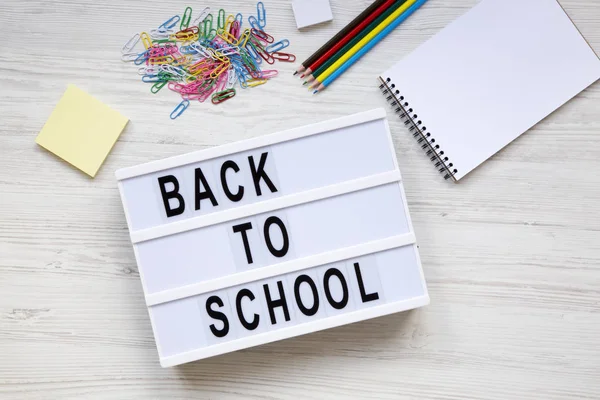 Eğitim kavramı. Lightbox, Beyaz ahşap arka plan, üstten görünüm üzerinde çalışma için aksesuarlar 'okula geri' haber. Düz yatıyordu, ek yükü.