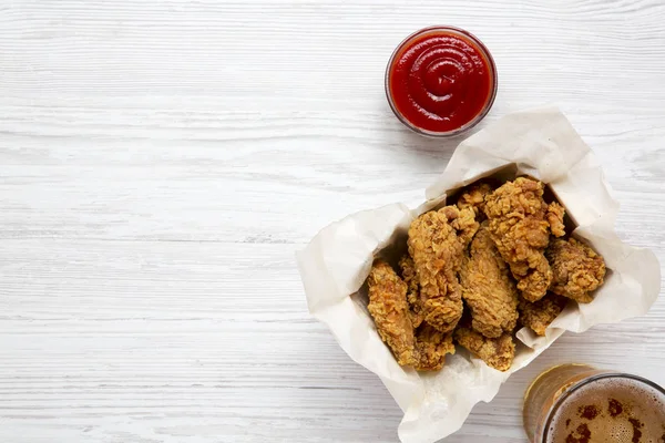 Lezzetli tavuk kanadı sosu, soğuk bira, üstten görünüm ile. Yukarıdan, alanı Kopyala.