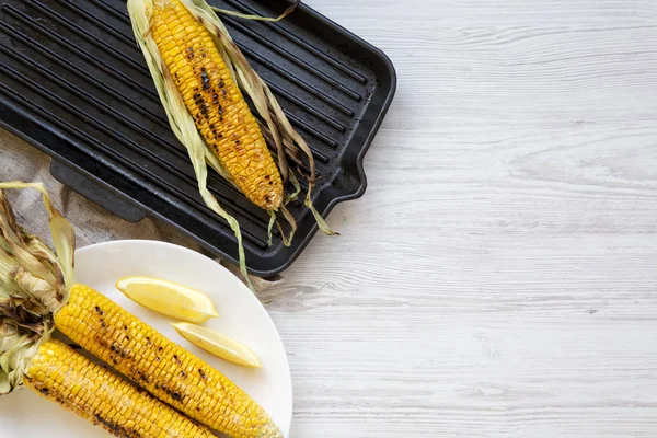 Izgarada mısır koçanı ile limon, üstten görünüm. Kopya alanı.