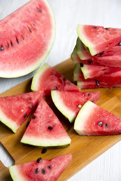 Viele Scheiben Saftige Wassermelone Auf Bambusbrett Seitenansicht Nahaufnahme — Stockfoto