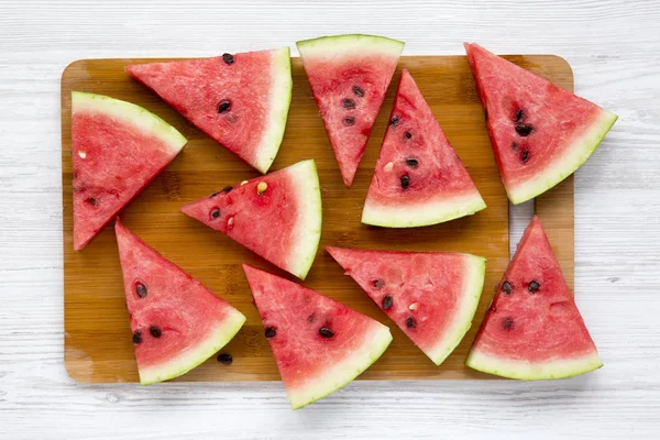 Kıyılmış karpuz üzerinde bambu beyaz ahşap yüzey, üstten görünüm üzerinde kurulu. Düz yatıyordu, ek yükü.