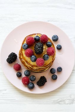 Krep çilek ve yüksek açı pembe bir tabakta bal ile. Portre.