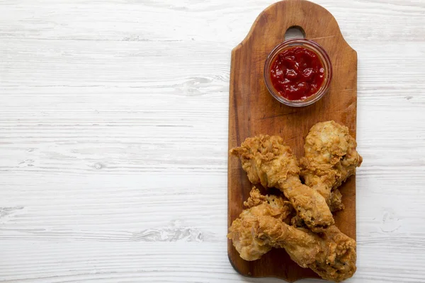 Ahşap masa, üstten görünüm üzerinde soslu kızarmış tavuk sopaları. Tepegöz, lay, yukarıdan düz. Boşluk ve metin alanı Kopyala.