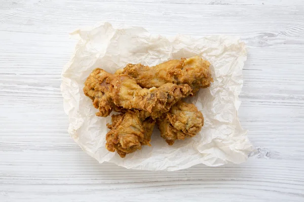 Kızarmış tavuk budu Beyaz ahşap yüzeyde yukarıdan görüntüleyin. Ek yük.