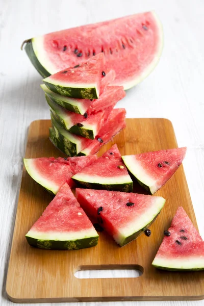 Viele Scheiben Saftige Wassermelone Auf Bambusbrett Über Weißem Holzhintergrund Seitenansicht — Stockfoto