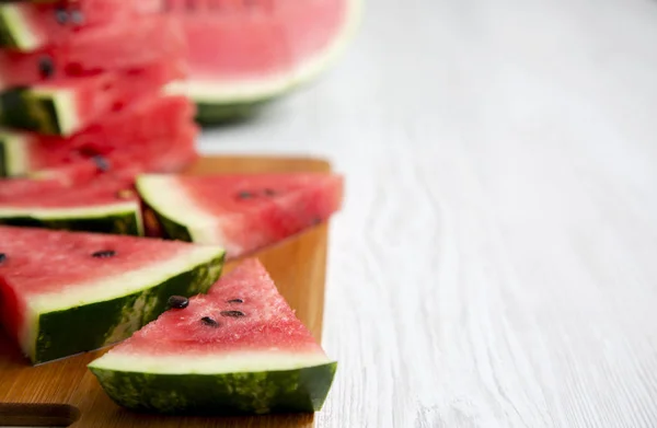 Viele Scheiben Reife Saftige Wassermelone Auf Bambusbrett Nahaufnahme Seitenansicht Kopierraum — Stockfoto