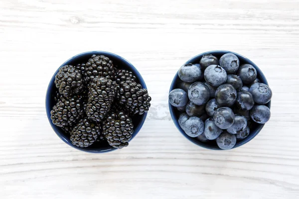 Tam kase çilek Beyaz ahşap yüzey, en iyi görünümü üzerinde. Yaz meyve. Yukarıdan, tepegöz, düz yatıyordu.