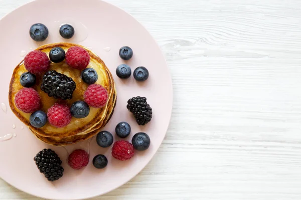 Krep çilek ve yüksek açı pembe bir tabakta bal ile. Boşluk ve metin alanı Kopyala.