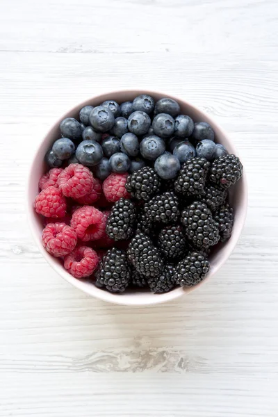 Tam kase çilek, üstten görünüm. Yaz meyve. Yukarıda, ek yükü.