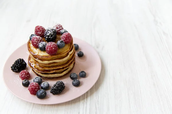 Pancakes Berries Pink Plate High Angle Copy Space Text Area — Stock Photo, Image