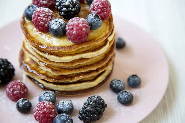 Çilek, yan görünümü ile krep. Yaz kahvaltı. Portre. 