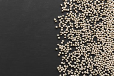 Kuru nohut siyah bir arka plan, üstten görünüm. Boşluk ve metin alanı Kopyala.